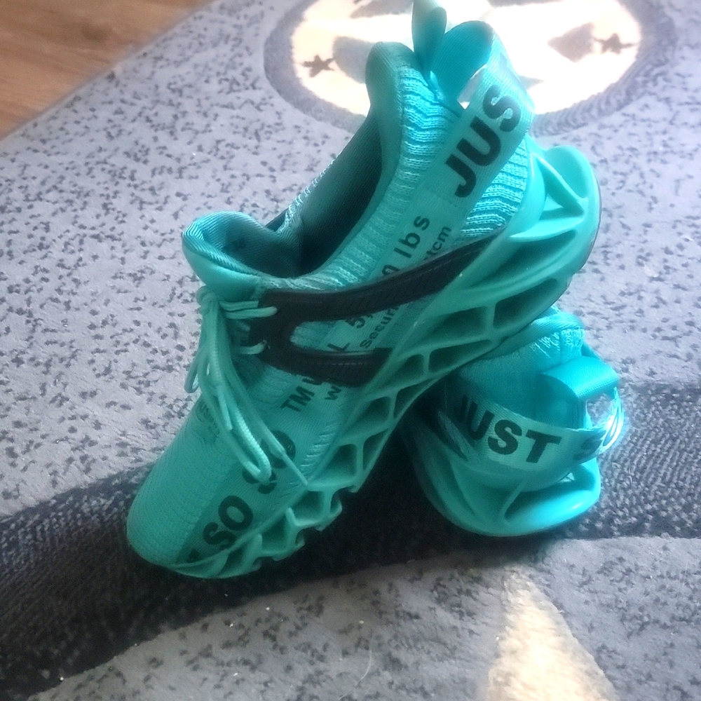 Just soso running tennis shoes